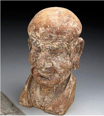 2016年，拍卖会上一件明代木雕罗汉被判为赝品，当专家为其验明真身时，发现里面竟