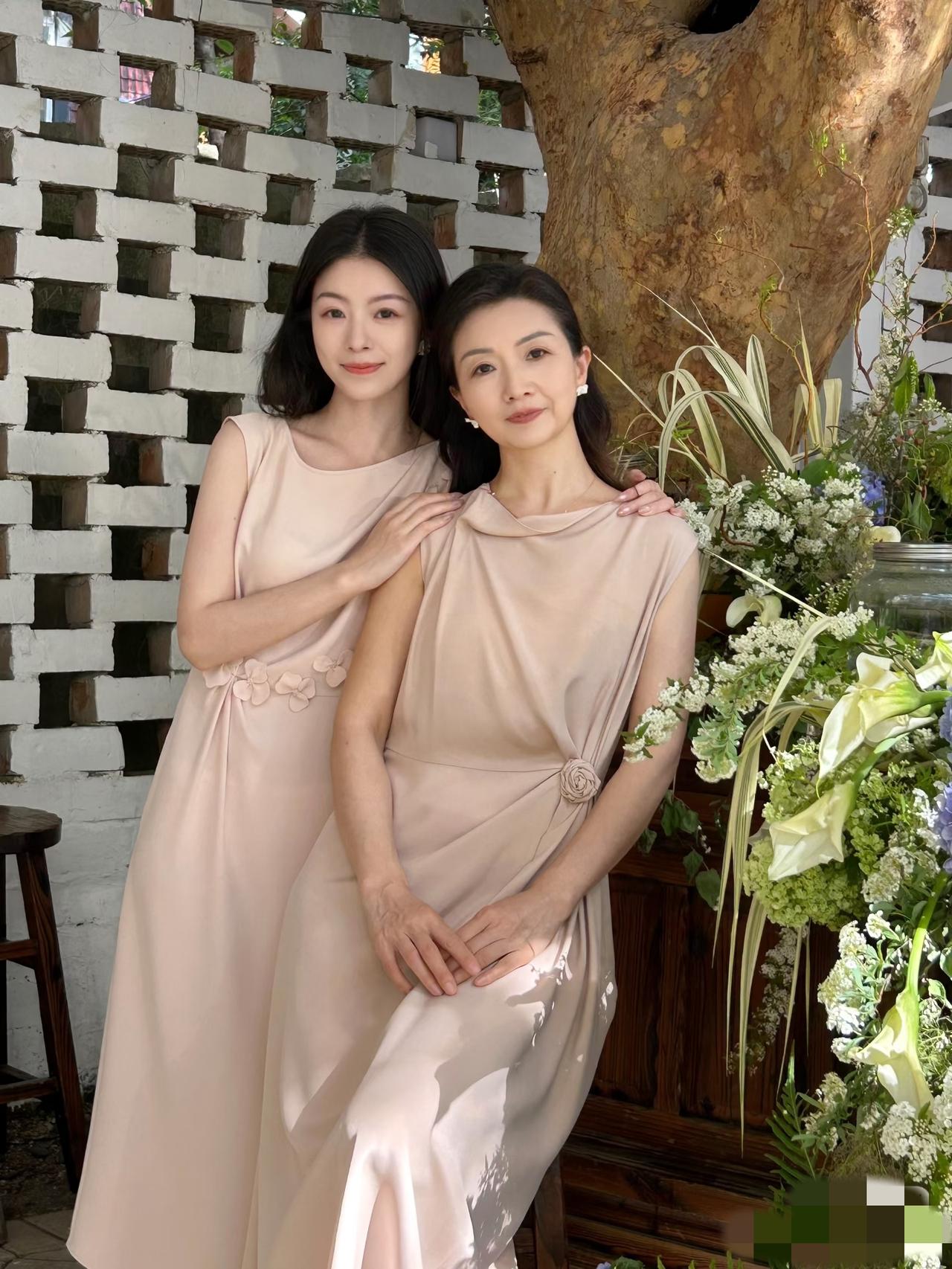 今年50岁了喜欢上了拍照今日跟23岁女儿一起拍写真五十的女人