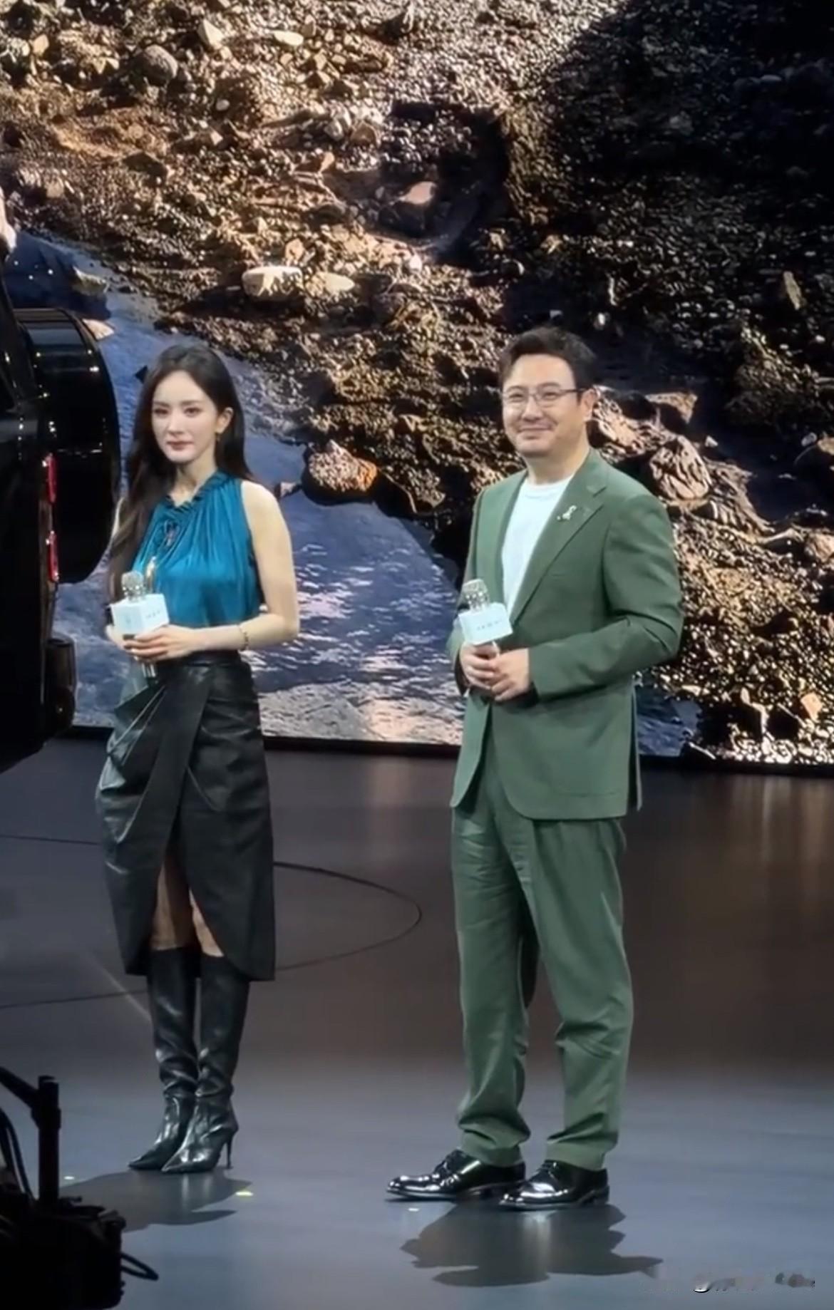 8月20日，沈腾又又又忘记扶杨幂了！今天杨幂沈腾出席线下品牌活动，发言结束后沈