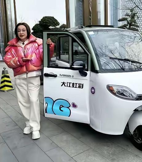 刘晓庆又接电动车代言了，搞不懂，她也不缺钱，又无儿无女，干嘛这么拼呢？拍短剧