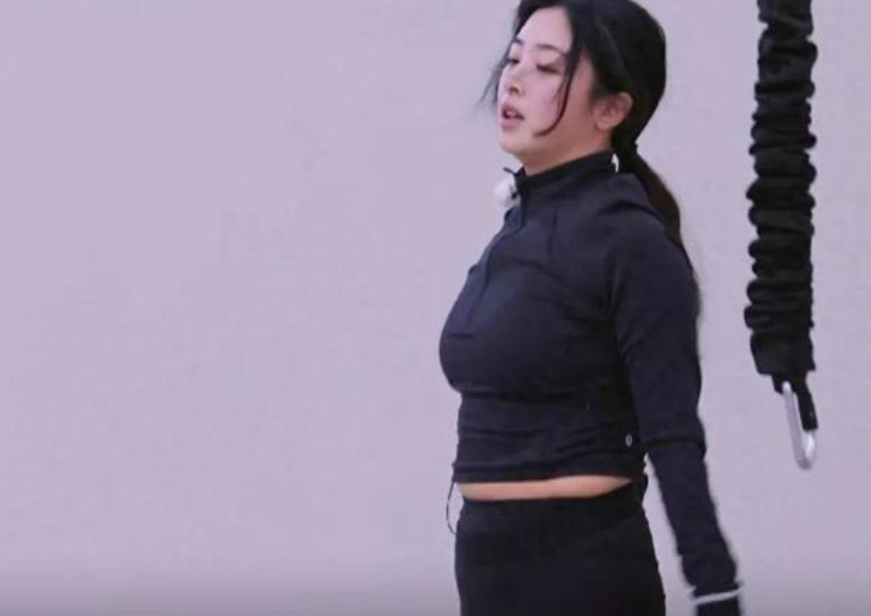 我滴妈呀！曾经的“酸酸甜甜”女神张含韵身材变化这么大！为什么电视上看着那么瘦啊