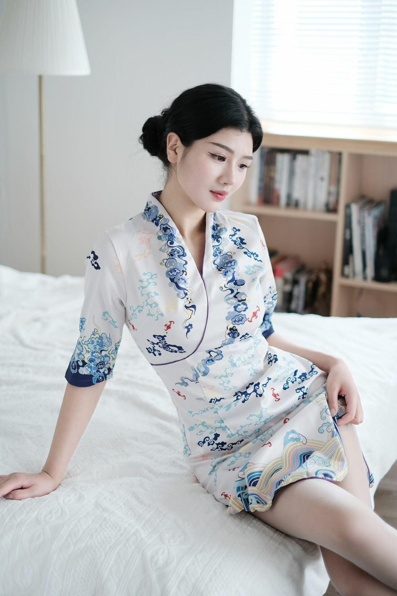 什么样的女人最令人着迷海航空姐沐沐身高171，体重185，肤白貌美，旗袍穿搭更好