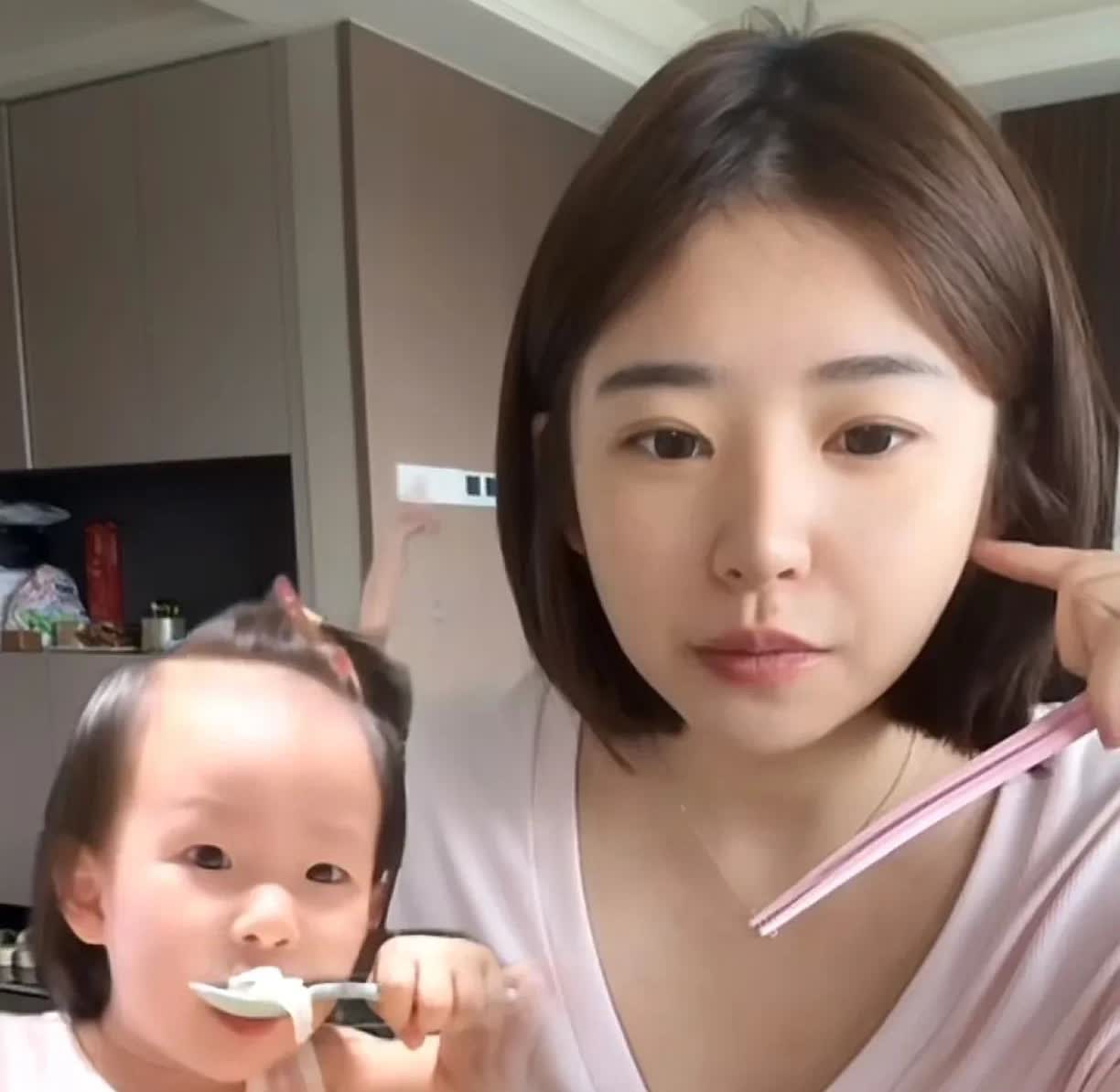 黄一鸣今年才25岁，生闪闪时只有23岁，大部分这个年纪的女孩子都才刚刚大学毕业的