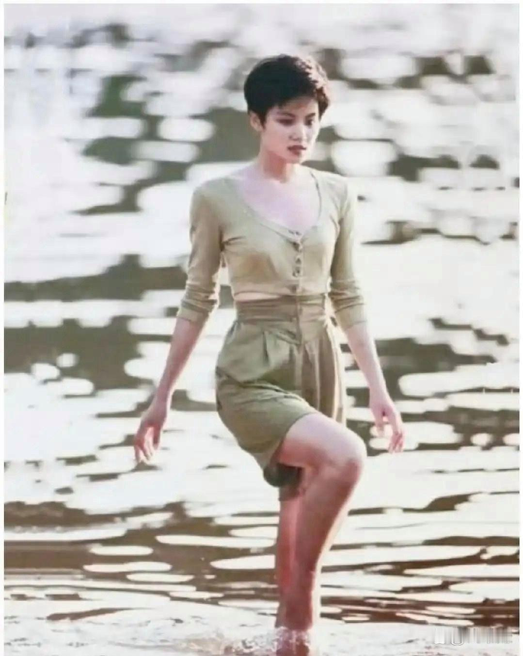 1990年的时候，王菲才21岁，终于懂了香港圈的前辈为何力捧她！除了辨识度拉满的