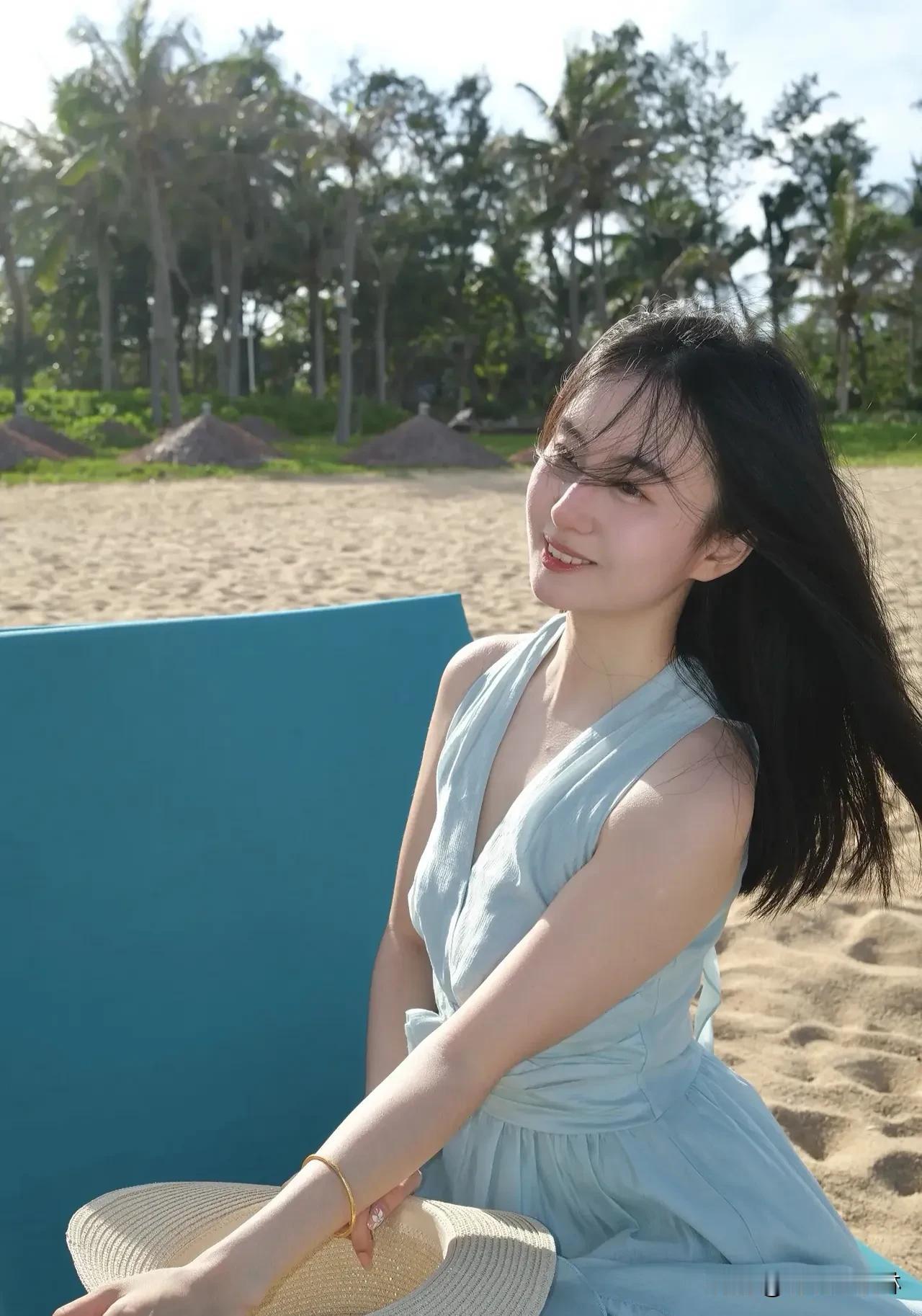 海边的风与独行女孩午后潮汐轻语，转角遇见浪花的温柔，每一步都踩碎城