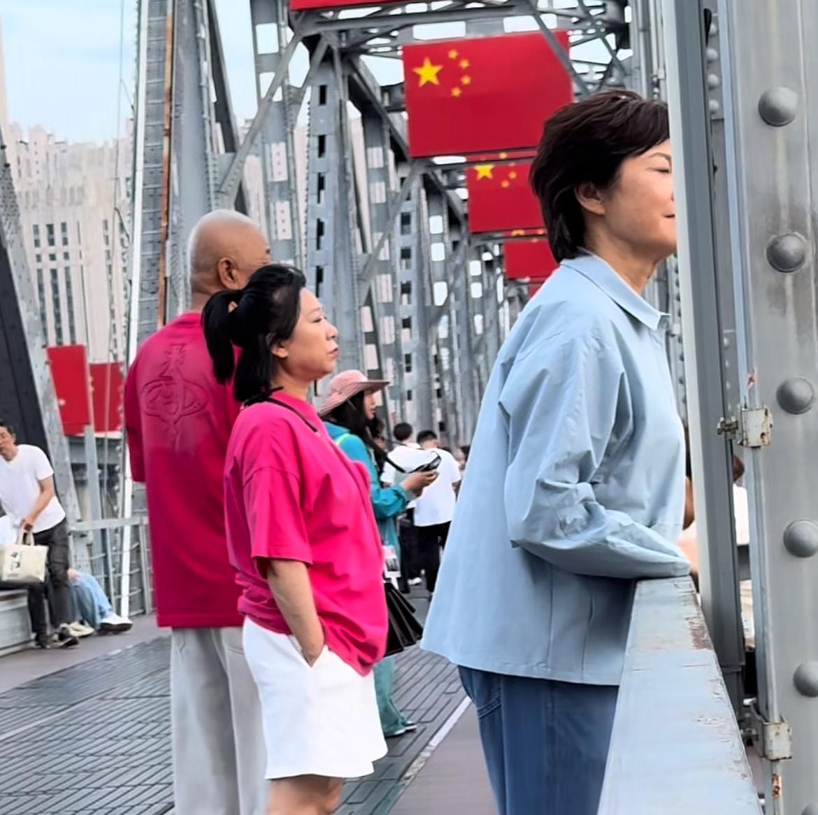 央视著名主持人敬一丹去世，享年71岁。曝最后露面照太催泪，站在大桥上，上面挂着