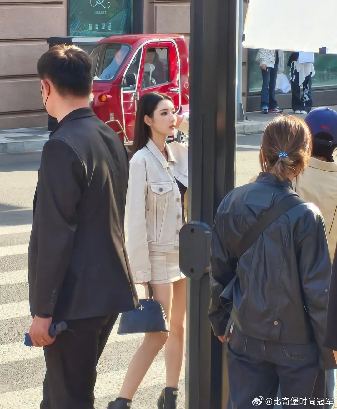 王玉雯虽然糊，但在人群里也算是一眼看到的大美女