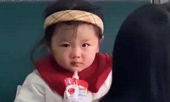 那天法院门口，男人离婚后第一次见到女儿，小姑娘想扑过去又不敢，笑得让人心疼。这画