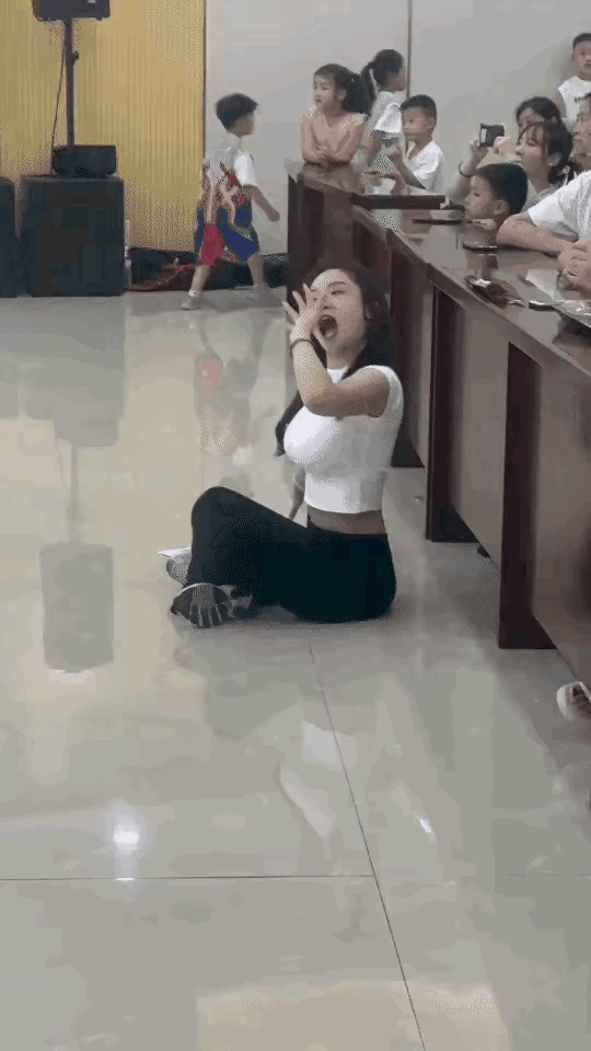 老哥啊，让你拍台上的，没让你拍台台下的啊[大笑]