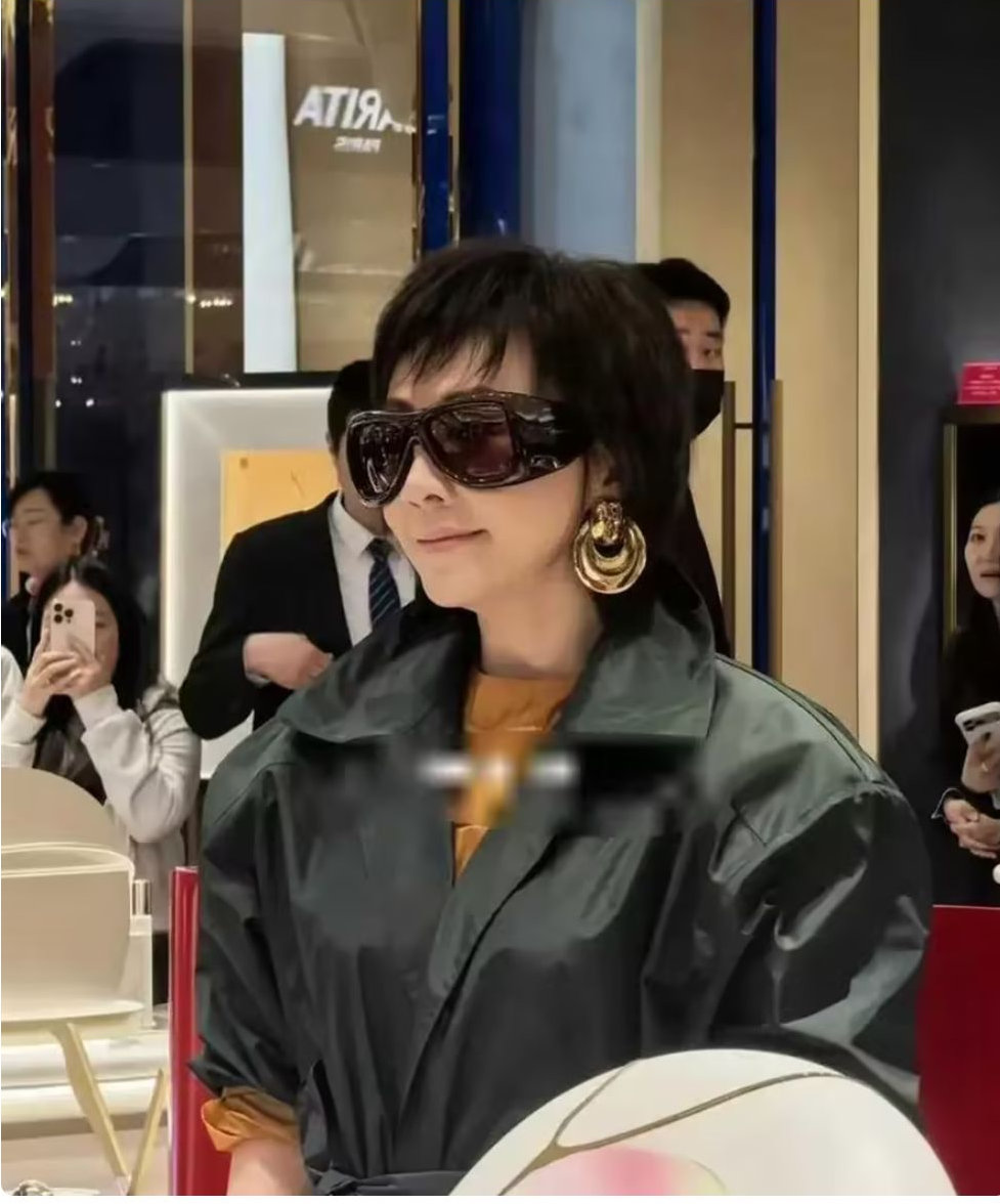 刘嘉玲现身北京SKP，没P图的样子越来越像蔡明，有人都分不清她俩