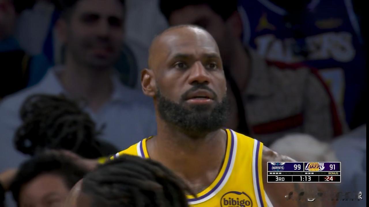 湖人老将詹姆斯真是太无奈了！在今天湖人主场以117：135不敌黄蜂的比赛中，纵然