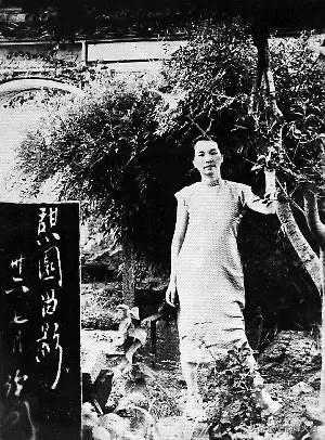 “1950年台北的审讯室里，一个穿着旗袍的女子猛地将一枚金块吞入腹中，鲜血顺着嘴