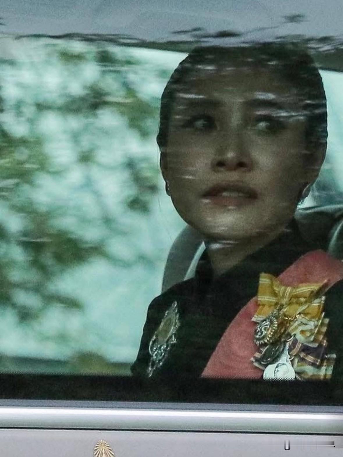 诗丽吉王太后葬礼现场,诗妮娜贵妃一身素服现身,满脸悲切藏不住对王太后的不舍~