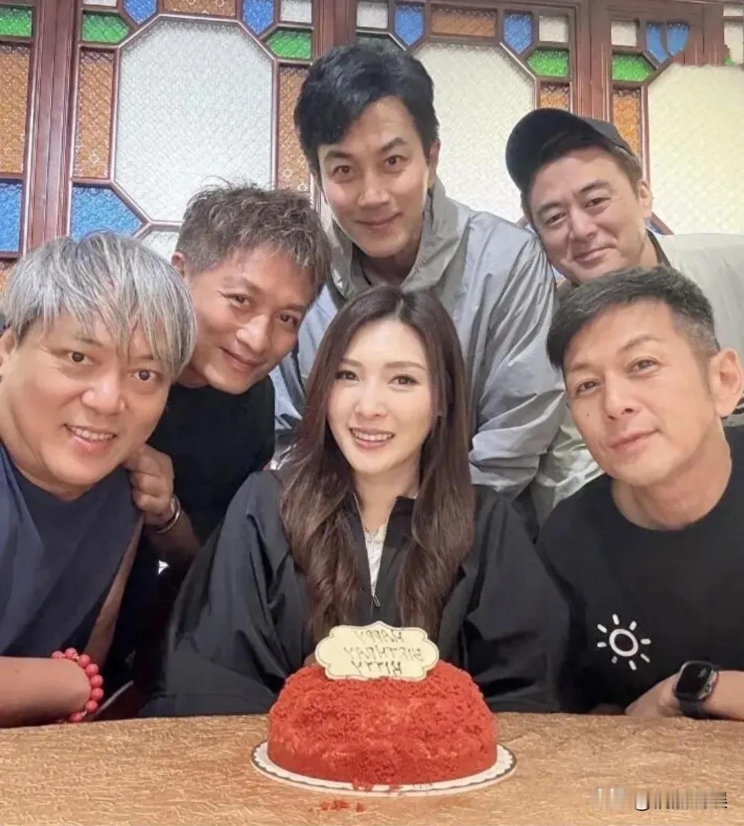 终于能理解，为什么当年事业巅峰期的杨幂，要嫁给名气，事业都不如她，还大她十几岁的