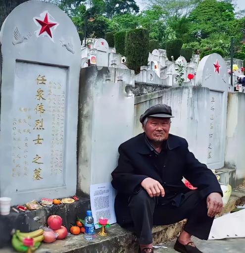 没想到88岁靠捡废品过活的老人，整整攒了34年的钱，才第一次走到牺牲儿子的墓前！