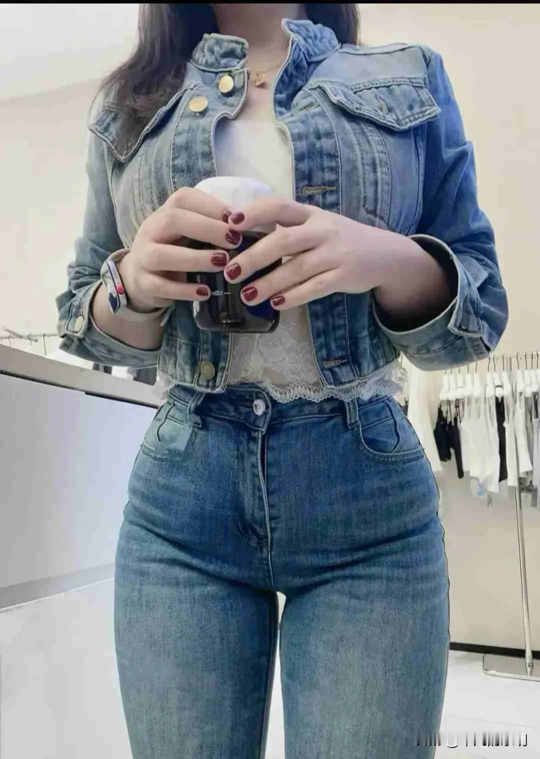 谁懂啊！这套牛仔套装真的把梨形身材，焊在审美点上了，短款牛仔外套搭配高腰紧