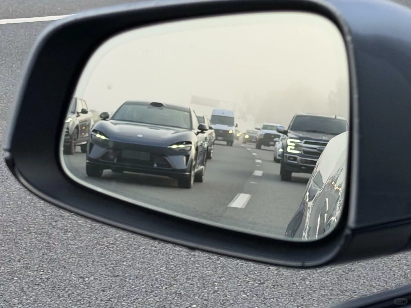 小米YU7曝光美国高速公路，悬挂Rivian工厂所在地伊利诺伊州车牌引热议