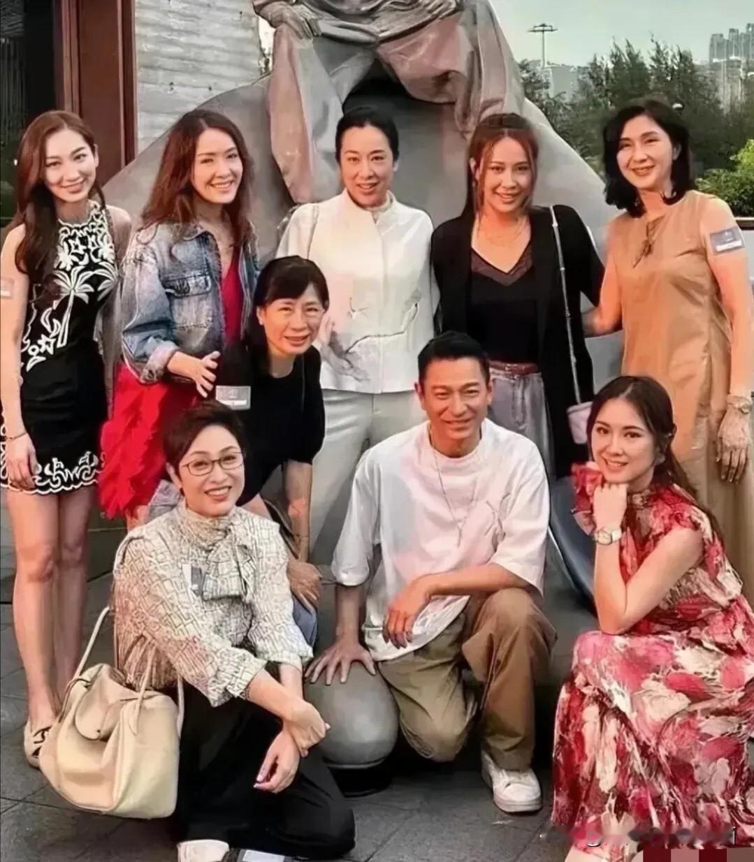 哇，刘德华的人缘真是好，和这么多美女一起同框，看把天王给乐的，笑容都掩盖不住内心