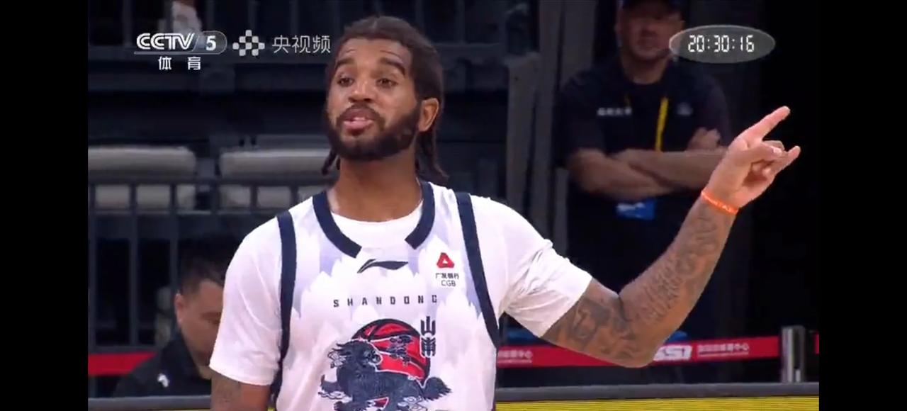 高速的球员感觉都很莽。克里斯在对手背后很大动作的封盖，铁定的三分犯规。王政上来之