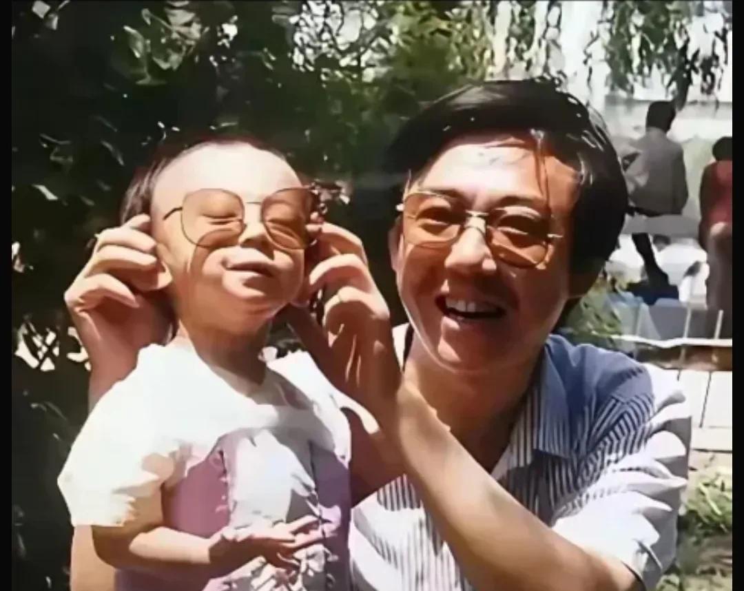 张维伊的爸爸帅气儒雅，父子俩长得很像，张父生前的愿望就是希望张维伊在北京不再漂着