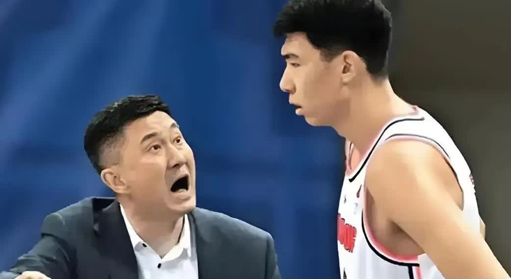 真是难以置信，徐昕这个愣头青与杜锋之间的师徒矛盾结得这么深！徐昕B类合同