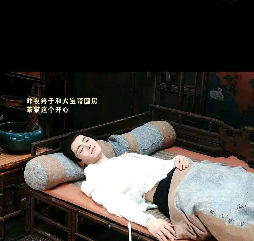 洞房花烛夜，她拔腿就跑。喜服还没脱。《茶香天下》这段“新婚夜逃亡”，三天热搜