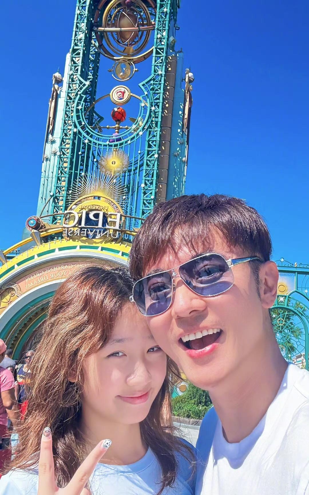 张丹峰、洪欣的女儿，11岁的张晞彤长得好漂亮呀，越来越像妈妈，不过才11岁@就开