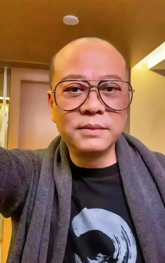 欧阳震华曾说：“我是真心羡慕那些香港明星去内地拍综艺节目，为了赚取更多金钱。不过