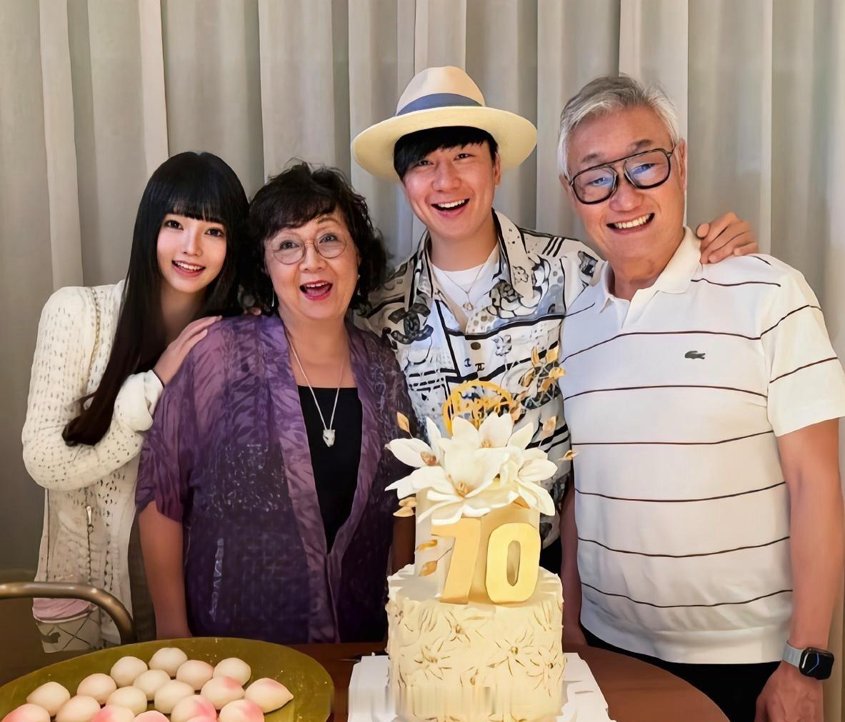 林俊杰为妈妈庆祝70大寿时，顺便官宣了自己的恋情！他带着小女友一起位母亲庆生，一