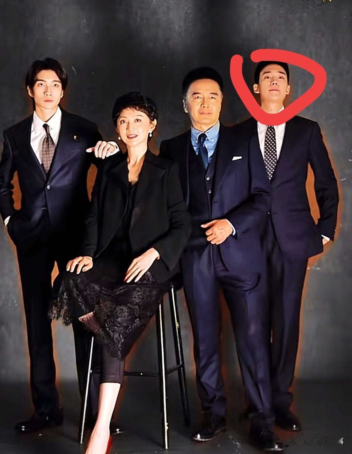 已故女星何晴独子许何近照曝光26岁的许何，这张全家福给全网提了个醒!不管妈妈