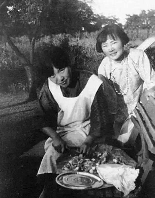 1933年，冰心公开发文：“林徽因生活不检点，成天让男人围着她转，简直是伤风败俗