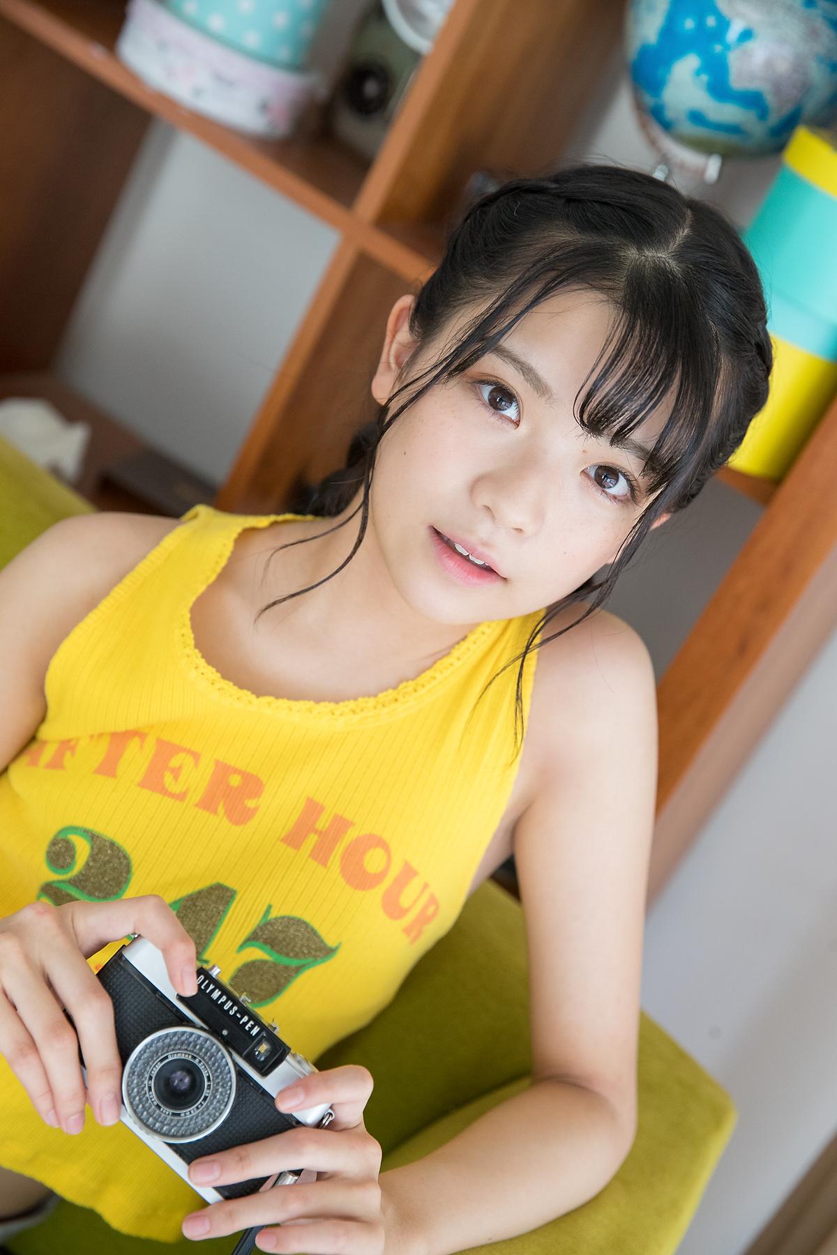 少女与复古相机，夏日时光的美好回忆。