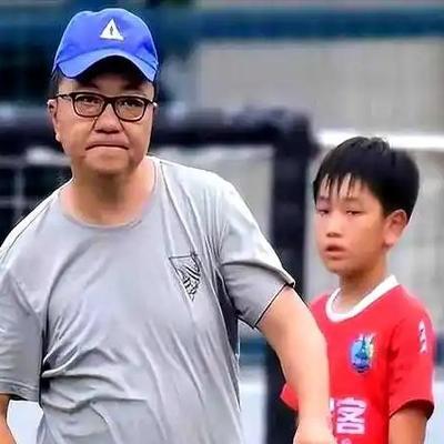 董路彻底失望透顶：自己辛辛苦苦教这批孩子踢足球，最后却发现，我教会了他们踢球，却