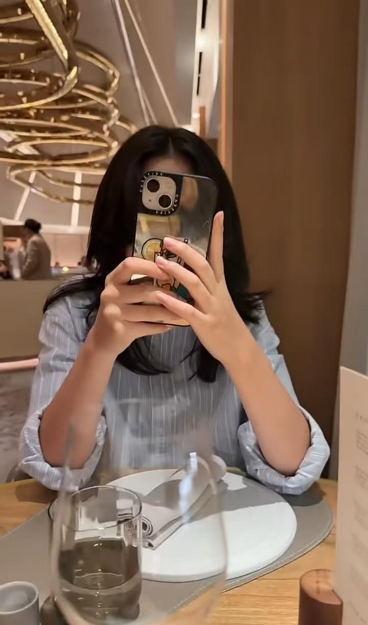 她女儿真的是最惨的！本来妈妈不仅爱她，还爱小姨的孩子，又来了个光头就不被重视。结