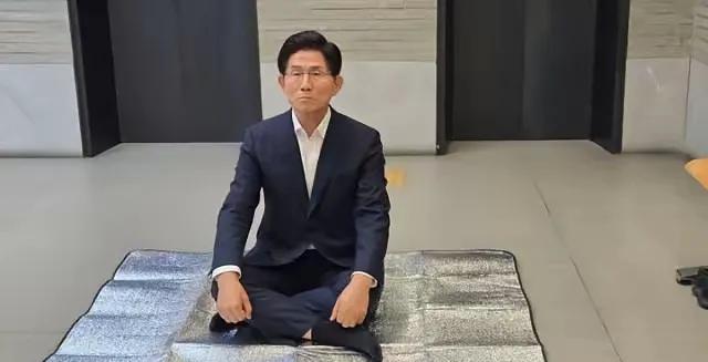 韩国政治人物金文珠开始静坐抗议！金文珠抗议啥？主要就是抗议李在明打压在野党，希