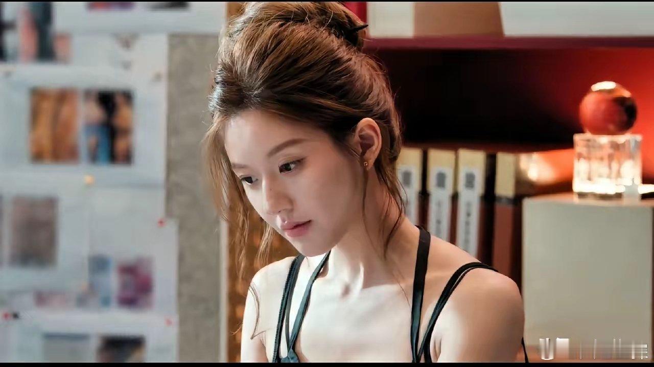 赵露思《许我耀眼》剧组也真是下血本了，直接给妍依坊弄出了个手工账，可是剧情的背景