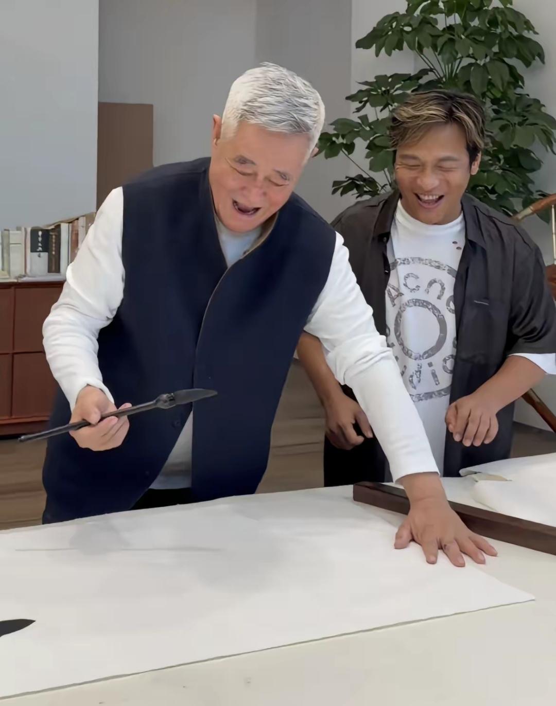 头发花白、面色红润的赵本山挥毫泼墨，赐爱徒宋小宝一幅遒劲有力的书法作品，直乐得个