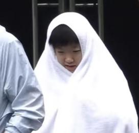 球迷乐了孙颖莎的脑袋瓜就是聪明一条白色的毛巾有好几种用处，下雨能遮雨，有太阳