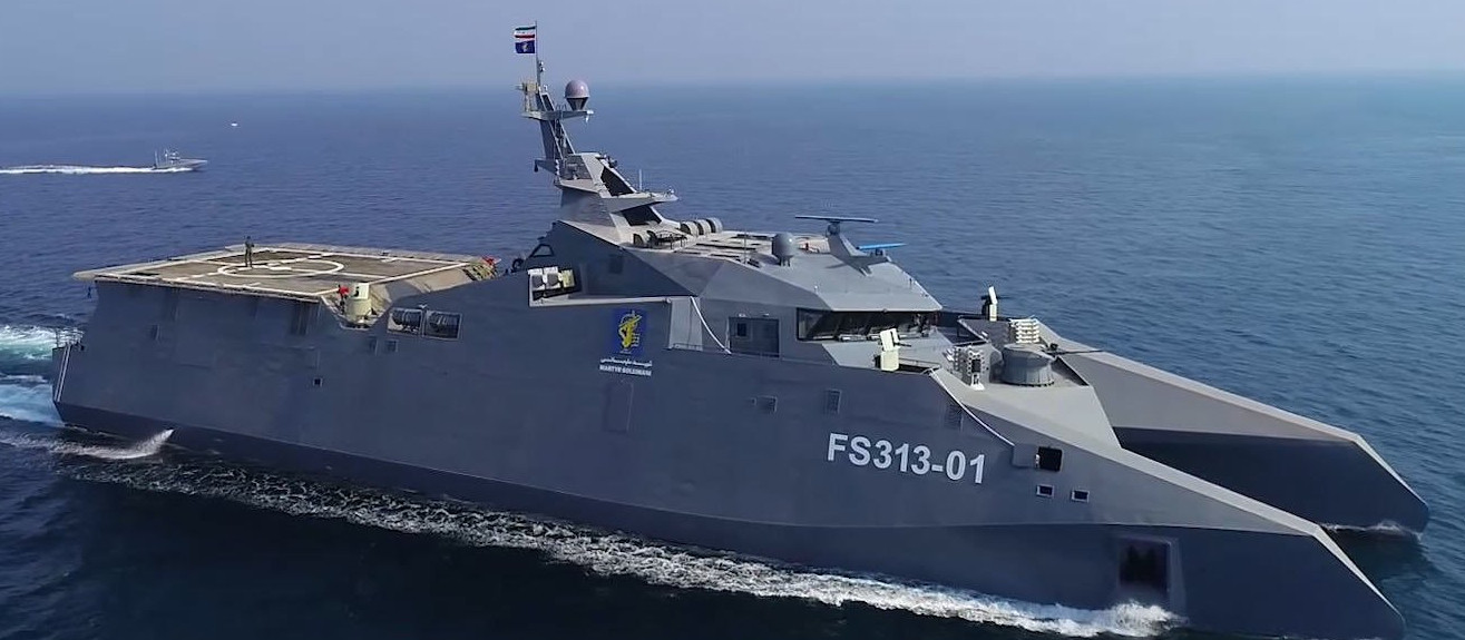 伊朗首次放出苏莱曼尼级双体导弹舰上的大尺寸垂发发射舰空导弹的画面，该舰配备大尺