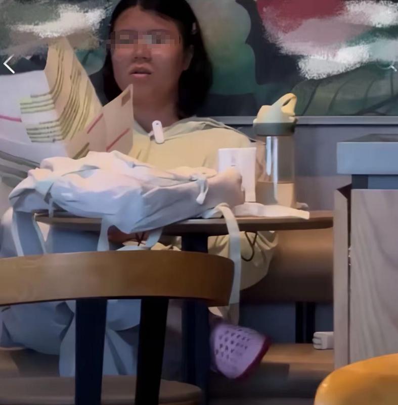 "还没考上公务员就这么嚣张，如果考上了那还得了？"一个女生备考公务员，跑到家附