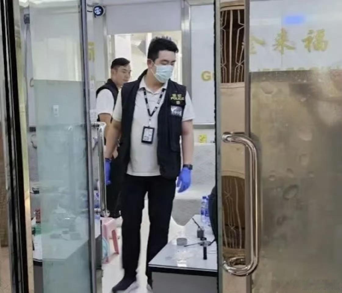 香港黄金劫案我确定这是5202年发生的新闻哈，香港电影都很久没这个题材了​​​