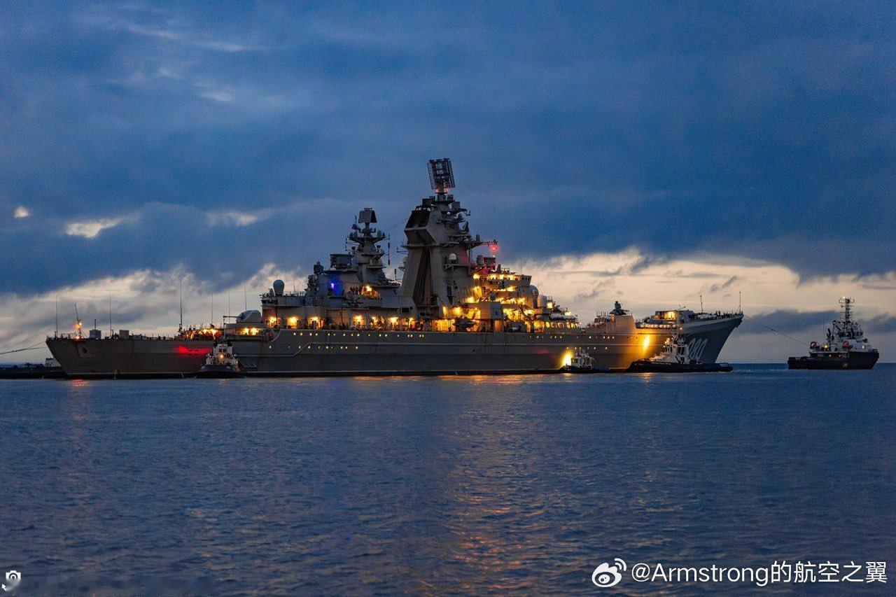 俄海军旗舰海军“纳希莫夫海军上将”号基洛夫级核动力巡洋舰10月海试的一组照片。