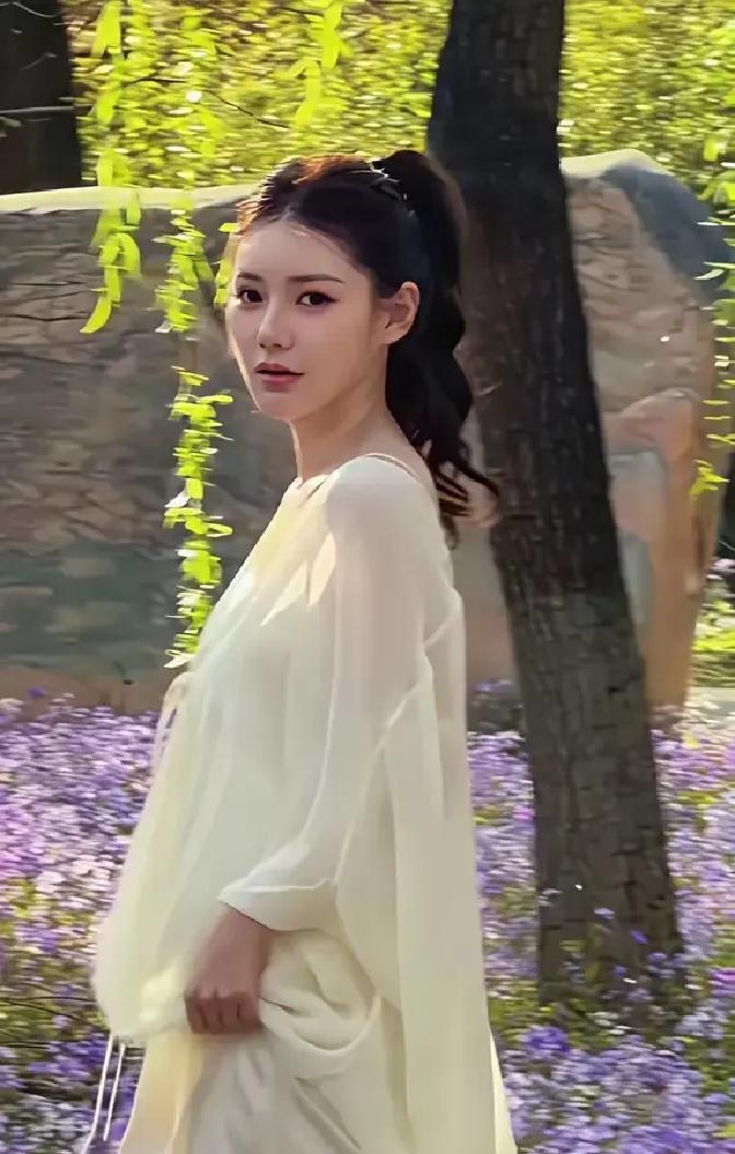 汪小菲老婆刚出月子就被张兰请出别墅，连婴儿床都没地方摆。凌晨三点她对着手机哭