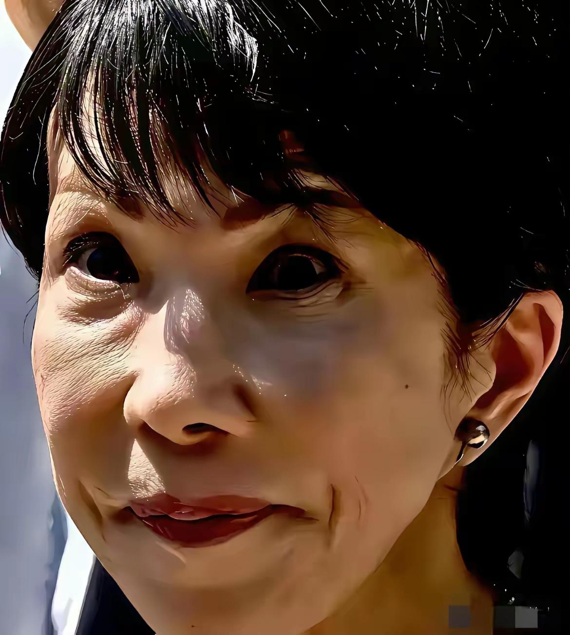 不得不说，岁月是把杀猪刀！年轻时的高市早苗还是挺漂亮的。也许是经历了什