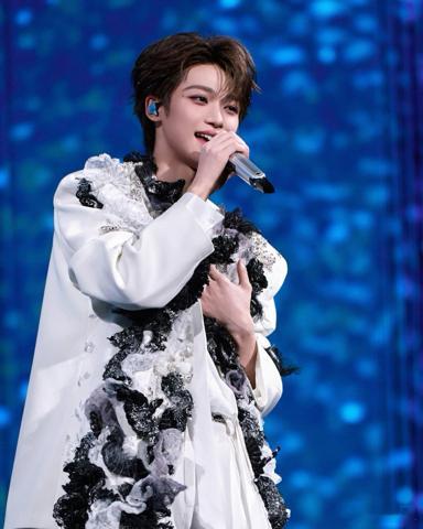 我试着用元宝的合并照片功能，这也太严丝合缝了吧大家快去试试把自己和梓渝拼在一起，