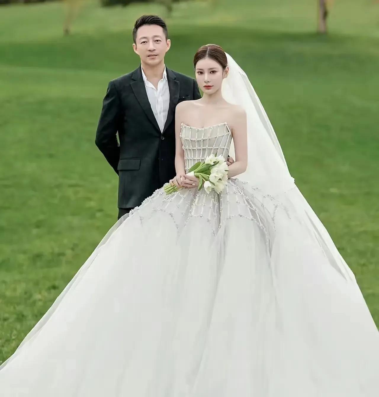 谁能告诉我这是真的假的？有网友扒出来马筱梅这件婚纱在网站上只卖3850元！这么