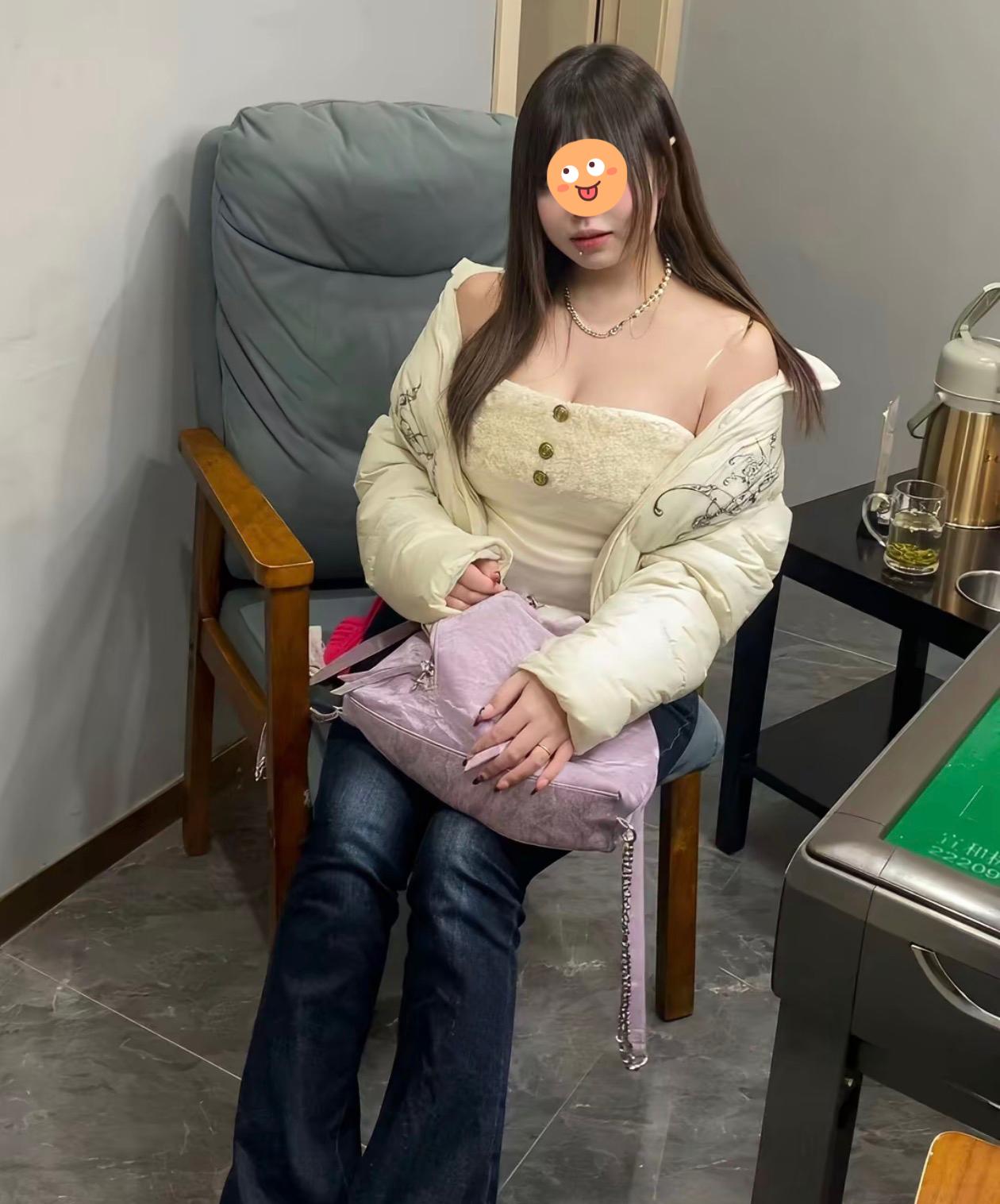 玉石俱焚！一名女子和三名男子去打麻将，打着打着气氛不对劲了，女子发现三个男子好像