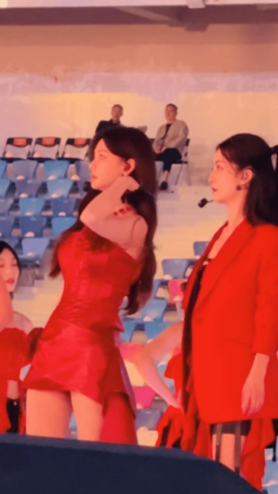 沈梦辰超短裙沈梦辰在湖南卫视跨年彩排这是“放大招”啦！全妆一化，深红色超短