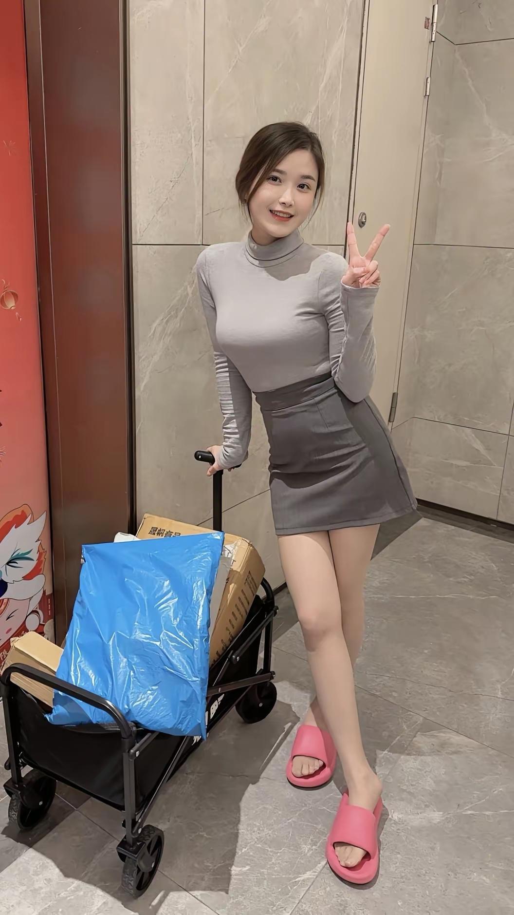 桃李春风笑，相逢意气生。