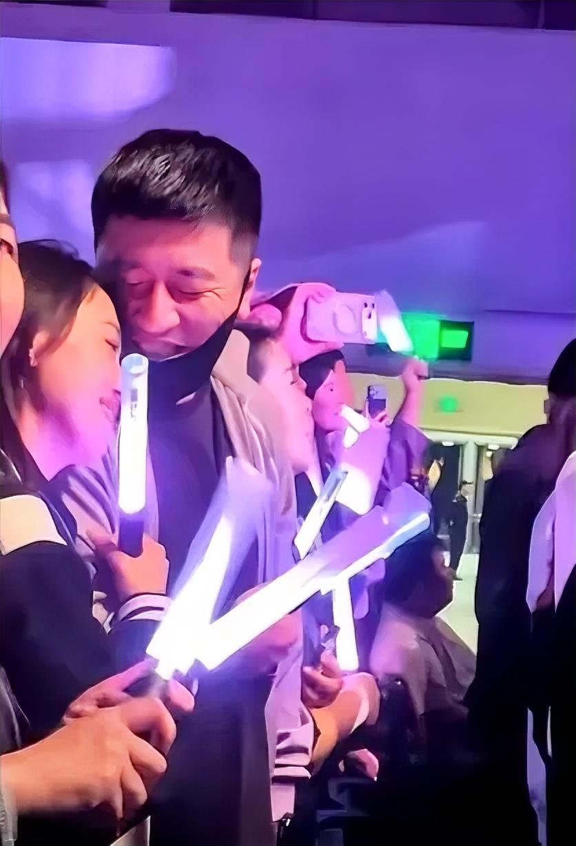 那个人绝对是他。那个女人绝对不是他老婆。这事儿水很深，有几个细节让很多人觉